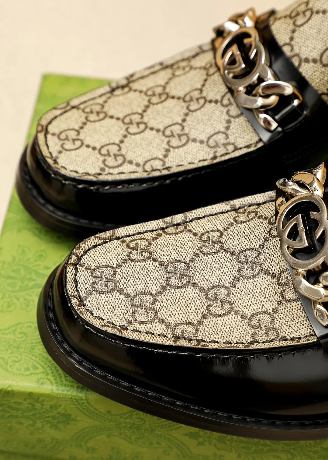Men's shoes 💰480 💐 Product trademark: GUCCI "Gucci" casual leather shoes Regular size: 38-44 (45.46🉑️customized) Product materials: Selected imported first-layer calfskin embossed upper + luxury hardware buckle, imported water-dyed cowhide leather lining. Strong three-dimensional visual effect, original outsole color: 2 colors available